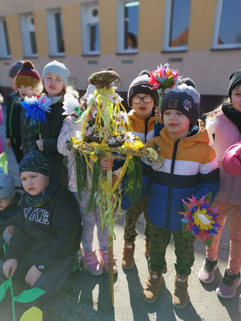 Dzieci stoją z wiosennym gaikiem.