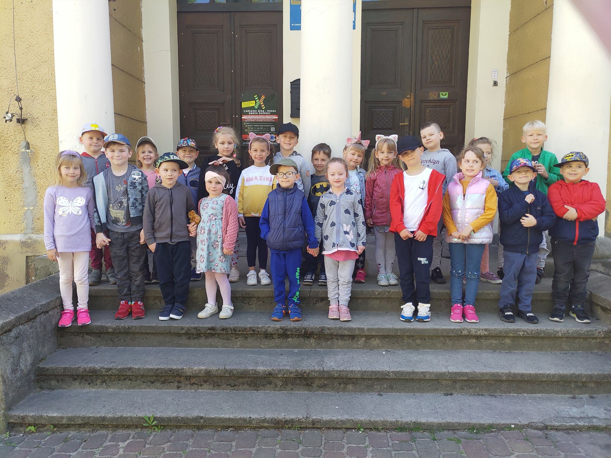 Dzieci stoją przed budynkiem Muzeum Wałeckiego.